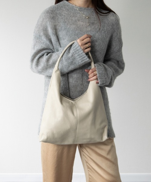 andrea cardone(アンドレアカルドネ)の「【ANDREA CARDONE】シュリンクレザーショルダーバッグ(Q56390)(ショルダーバッグ・レディース・ブラック/グレイッシュベージュ/オフホワイト・ALL)」の1枚目の写真