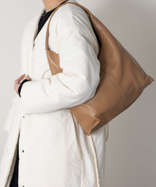 andrea cardone(アンドレアカルドネ)の「【ANDREA CARDONE】シュリンクレザーショルダーバッグ(Q56390)(ショルダーバッグ・レディース・ブラック/グレイッシュベージュ/オフホワイト・ALL)」の3枚目の写真