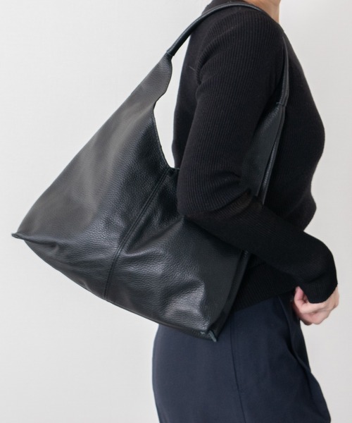 andrea cardone(アンドレアカルドネ)の「【ANDREA CARDONE】シュリンクレザーショルダーバッグ(Q56390)(ショルダーバッグ・レディース・ブラック/グレイッシュベージュ/オフホワイト・ALL)」の2枚目の写真