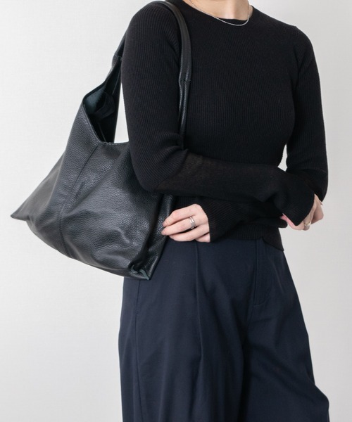 andrea cardone(アンドレアカルドネ)の「【ANDREA CARDONE】シュリンクレザーショルダーバッグ(Q56390)(ショルダーバッグ・レディース・ブラック/グレイッシュベージュ/オフホワイト・ALL)」の7枚目の写真