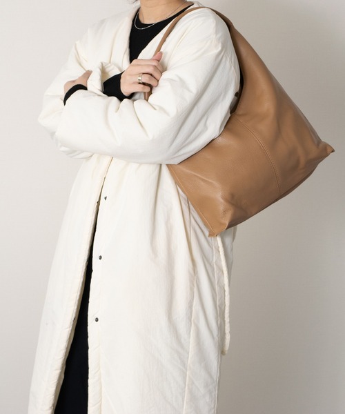 andrea cardone(アンドレアカルドネ)の「【ANDREA CARDONE】シュリンクレザーショルダーバッグ(Q56390)(ショルダーバッグ・レディース・ブラック/グレイッシュベージュ/オフホワイト・ALL)」の9枚目の写真