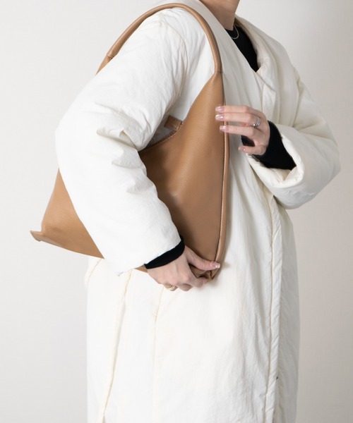 andrea cardone(アンドレアカルドネ)の「【ANDREA CARDONE】シュリンクレザーショルダーバッグ(Q56390)(ショルダーバッグ・レディース・ブラック/グレイッシュベージュ/オフホワイト・ALL)」の10枚目の写真