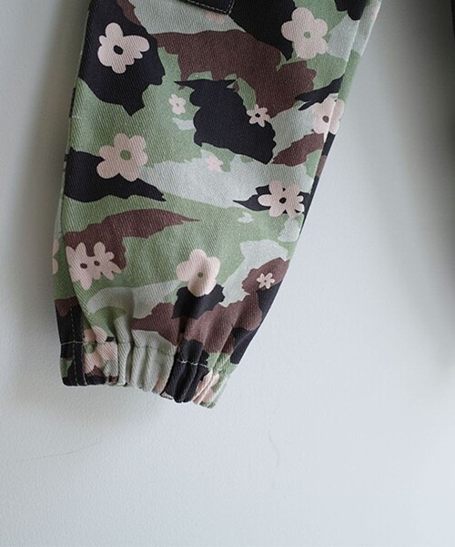 aBity select(アビティセレクト)の「【aBity select./アビティセレクト】迷彩・小花柄カーゴロングパンツ(カーゴパンツ・キッズ・ブラック/カモフラージュ・90/100/110/120)」の5枚目の写真