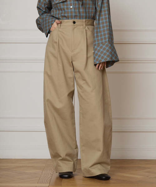 IENA LA BOUCLE（イエナラブークル）の「IENA LA BOUCLE ハイカウントツイルバレルパンツ（その他パンツ・レディース・ベージュ/グリーン・34/36/38/40）」の2枚目の写真