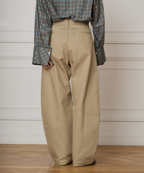 IENA LA BOUCLE（イエナラブークル）の「IENA LA BOUCLE ハイカウントツイルバレルパンツ（その他パンツ・レディース・ベージュ/グリーン・34/36/38/40）」の7枚目の写真