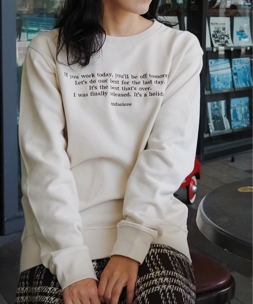 &soiree(アンドソワレ)の「【&soiree】メッセージ刺繍裏毛スウェットクルーネックプルオーバー(スウェット・レディース・杢グレー/ベージュ/ネイビー・FREE)」の4枚目の写真
