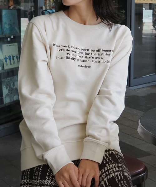 &soiree(アンドソワレ)の「【&soiree】メッセージ刺繍裏毛スウェットクルーネックプルオーバー(スウェット・レディース・杢グレー/ベージュ/ネイビー・FREE)」の5枚目の写真