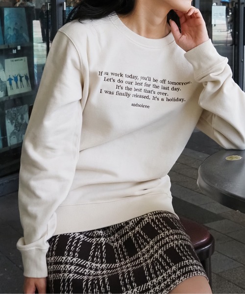 &soiree(アンドソワレ)の「【&soiree】メッセージ刺繍裏毛スウェットクルーネックプルオーバー(スウェット・レディース・杢グレー/ベージュ/ネイビー・FREE)」の6枚目の写真