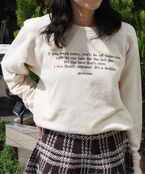 &soiree(アンドソワレ)の「【&soiree】メッセージ刺繍裏毛スウェットクルーネックプルオーバー(スウェット・レディース・杢グレー/ベージュ/ネイビー・FREE)」の8枚目の写真
