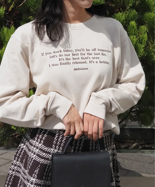 &soiree(アンドソワレ)の「【&soiree】メッセージ刺繍裏毛スウェットクルーネックプルオーバー(スウェット・レディース・杢グレー/ベージュ/ネイビー・FREE)」の9枚目の写真