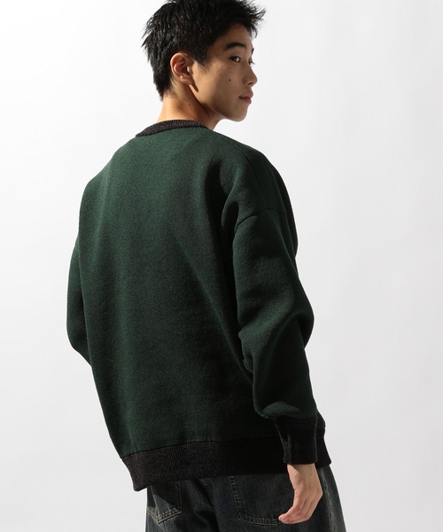 よこたわるモデル　オマージョデアンニゴーニ モールリバーシブルニットプルオーバー（ニット/セーター）｜niko and