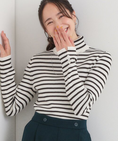 SHOO・LA・RUE（シューラルー）の「【絶妙なゆるピタ/洗濯機可】ちくちくしにくい リブタートルネック やわらかニット【CIRCRIC】（ニット/セーター・レディース・ライトグレー/グリーン系/ブラック/レッド系1/ホワイト系5/オフホワイト/チャコールグレー/ライトパープル/ブルー系その他・02/03/04/01）」の3枚目の写真