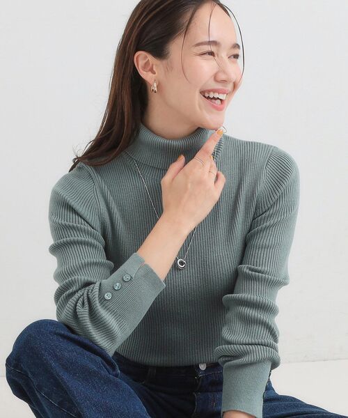 SHOO・LA・RUE（シューラルー）の「【絶妙なゆるピタ/洗濯機可】ちくちくしにくい リブタートルネック やわらかニット【CIRCRIC】（ニット/セーター・レディース・ライトグレー/グリーン系/ブラック/レッド系1/ホワイト系5/オフホワイト/チャコールグレー/ライトパープル/ブルー系その他・02/03/04/01）」の6枚目の写真