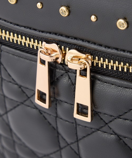 one after another NICE CLAUP（ワンアフターアナザーナイスクラップ）の「エンブレム付きキルティングバニティーバッグ（ショルダーバッグ・レディース・アイボリー/ホワイト×ブラック/ブラック/ピンク・FREE）」の8枚目の写真