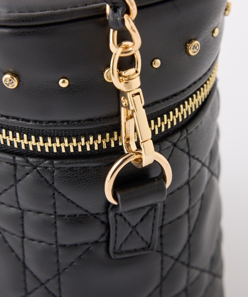 one after another NICE CLAUP（ワンアフターアナザーナイスクラップ）の「エンブレム付きキルティングバニティーバッグ（ショルダーバッグ・レディース・アイボリー/ホワイト×ブラック/ブラック/ピンク・FREE）」の5枚目の写真