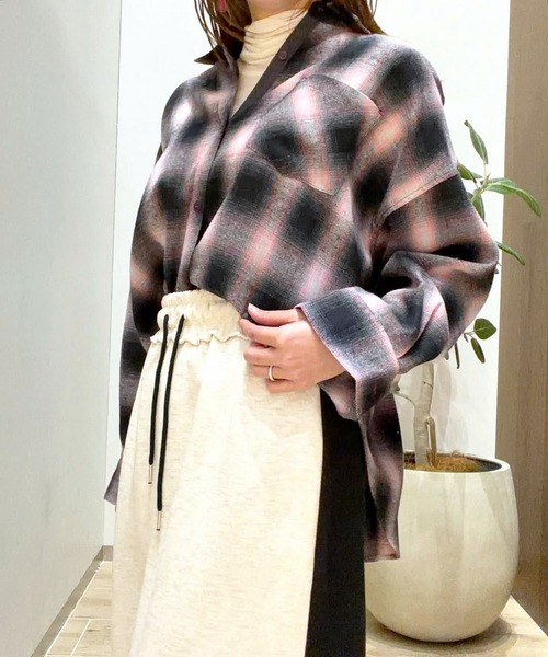 Q（キュー）の「シャドーチェックオーバーサイズシャツ（シャツ/ブラウス・レディース・ピンク系その他/グリーン系その他・MEDIUM）」の2枚目の写真