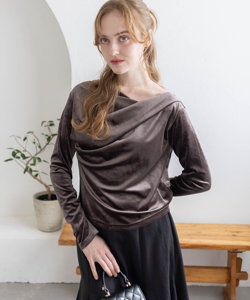 CLEAR BASIC（クリアベーシック）の「ベロアドレープトップス[大人 フェミニン 上品]≪AW新作≫（Tシャツ/カットソー・レディース・ライトベージュ/チャコールグレー/モカ/ピンク・F）」の2枚目の写真