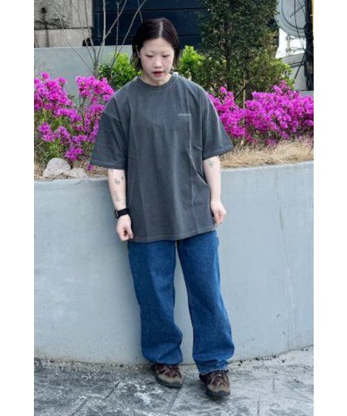 QT8 GARMENTS(キューティーエイトガーメント)の「LB Pigment Simple Logo Tee (Charcoal)(Tシャツ/カットソー・レディース・その他・MEDIUM/LARGE/X-LARGE/SMALL)」の4枚目の写真