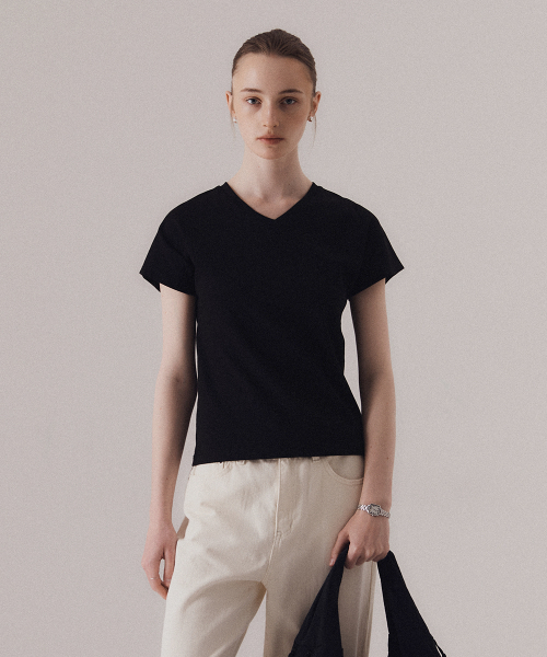 SILN(シルン)の「Contour v-neck t-shirts (BLACK)(Tシャツ/カットソー・レディース・その他・FREE)」の1枚目の写真