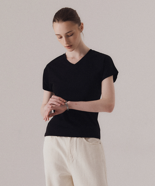 SILN(シルン)の「Contour v-neck t-shirts (BLACK)(Tシャツ/カットソー・レディース・その他・FREE)」の3枚目の写真