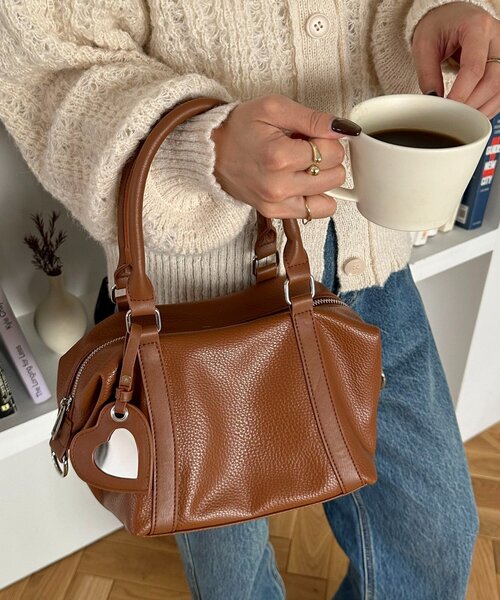 DISCOAT（ディスコート）の「ミラーチャーム付ソフトミニボストンバッグ（ボストンバッグ・レディース・ピンク/ブラウン/ブラック/ベージュ・FREE）」の2枚目の写真