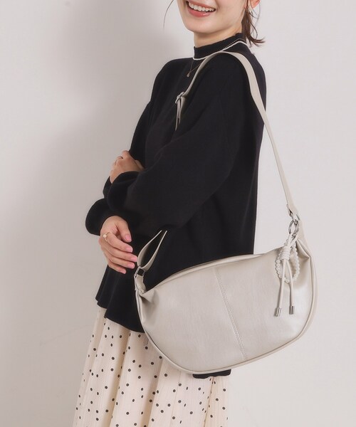ITS'DEMO（イッツデモ）の「パール調チャーム付きショルダー（ショルダーバッグ・レディース・ブラック/ナチュラル/ライトベージュ・00）」の3枚目の写真