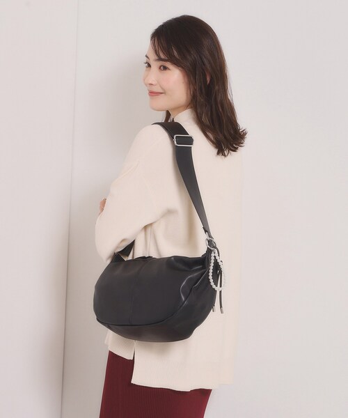 ITS'DEMO（イッツデモ）の「パール調チャーム付きショルダー（ショルダーバッグ・レディース・ブラック/ナチュラル/ライトベージュ・00）」の4枚目の写真