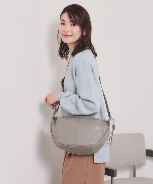 ITS'DEMO（イッツデモ）の「パール調チャーム付きショルダー（ショルダーバッグ・レディース・ブラック/ナチュラル/ライトベージュ・00）」の6枚目の写真