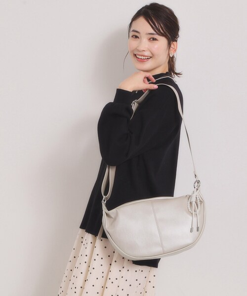 ITS'DEMO（イッツデモ）の「パール調チャーム付きショルダー（ショルダーバッグ・レディース・ブラック/ナチュラル/ライトベージュ・00）」の8枚目の写真