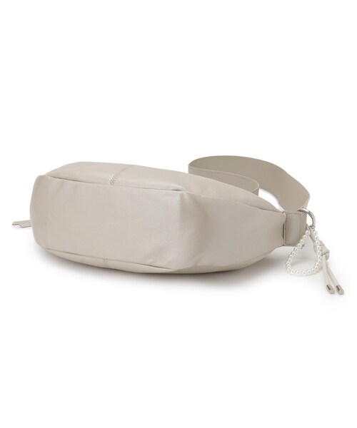 ITS'DEMO（イッツデモ）の「パール調チャーム付きショルダー（ショルダーバッグ・レディース・ブラック/ナチュラル/ライトベージュ・00）」の17枚目の写真