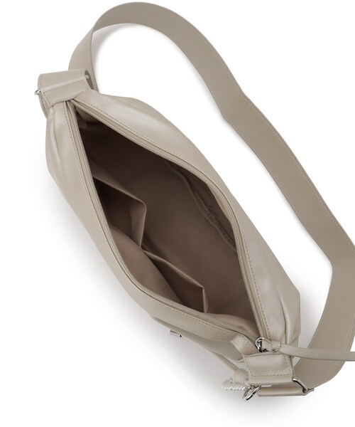 ITS'DEMO（イッツデモ）の「パール調チャーム付きショルダー（ショルダーバッグ・レディース・ブラック/ナチュラル/ライトベージュ・00）」の18枚目の写真