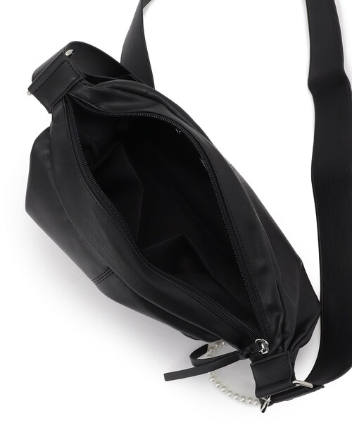 ITS'DEMO（イッツデモ）の「パール調チャーム付きショルダー（ショルダーバッグ・レディース・ブラック/ナチュラル/ライトベージュ・00）」の19枚目の写真