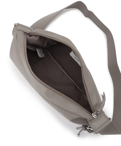 ITS'DEMO（イッツデモ）の「パール調チャーム付きショルダー（ショルダーバッグ・レディース・ブラック/ナチュラル/ライトベージュ・00）」の9枚目の写真