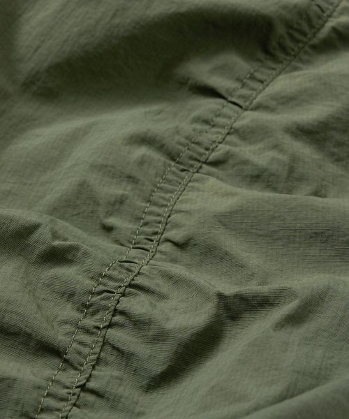 BROWNBREATH(ブラウンブレス)の「TAG NYLON SHIRRING PANTS - KHAKI(その他パンツ・レディース・その他・S/M/L/XL)」の5枚目の写真