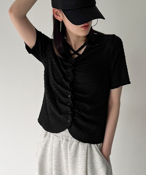 junoah(ジュノア)の「フロントシャーリング首元クロスリボン半袖カーディガン(カーディガン/ボレロ・レディース・ブラウン/アイボリー/ブラック・SMALL/LARGE/MEDIUM)」の4枚目の写真