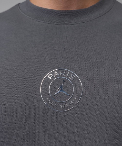 JORDAN BRAND（ジョーダンブランド）の「JORDAN BRAND Paris Saint-Germain Hoop Fleece Crewneck Sweatshirt（ジョーダンブランド パリ・サンジェルマン フープ フリース クルーネック スウェットシャツ）（スウェット・メンズ・グレー系・LARGE/MEDIUM/X-LARGE）」の3枚目の写真