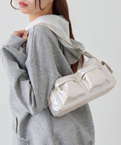 OLIVE des OLIVE（オリーブデオリーブ）の「【500mlペットボトル収納可】マルチポケットホーボーバッグ（ショルダーバッグ・レディース・ダークブラウン/ミント/オフホワイト・FREE）」の6枚目の写真