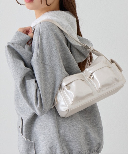 OLIVE des OLIVE（オリーブデオリーブ）の「【500mlペットボトル収納可】マルチポケットホーボーバッグ（ショルダーバッグ・レディース・ダークブラウン/ミント/オフホワイト・FREE）」の2枚目の写真