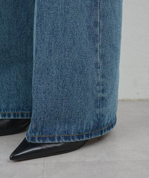 GALLARDAGALANTE(ガリャルダガランテ)の「センタークリースフレアデニム(デニムパンツ・レディース・ブルー/ホワイト・0/1/2)」の13枚目の写真