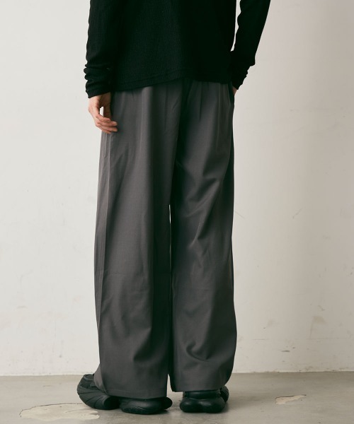 Shoowtime(ショウタイム)の「Drape Semi-Wide Tuck Slacks / ドレープセミワイドタックスラックス(スラックス・メンズ・チャコールグレー/ブラック・X-LARGE/LARGE/MEDIUM)」の9枚目の写真