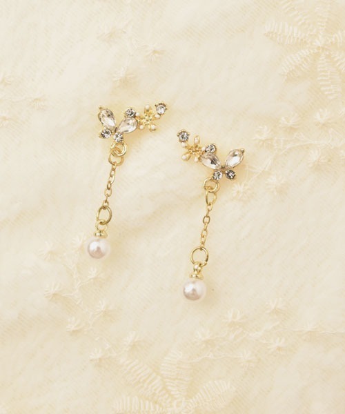 Mayree(メイリー)の「【float】バタフライモチーフ ビジュー×パール ロング ピアス(ピアス(両耳用)・レディース・ゴールド系・FREE)」の2枚目の写真