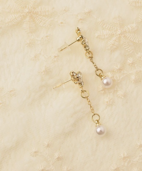 Mayree(メイリー)の「【float】バタフライモチーフ ビジュー×パール ロング ピアス(ピアス(両耳用)・レディース・ゴールド系・FREE)」の3枚目の写真