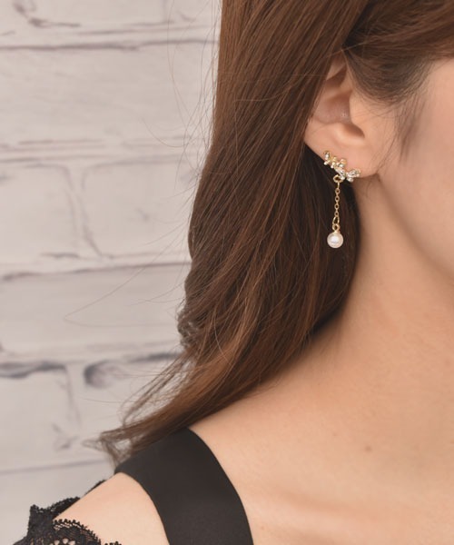 Mayree(メイリー)の「【float】バタフライモチーフ ビジュー×パール ロング ピアス(ピアス(両耳用)・レディース・ゴールド系・FREE)」の4枚目の写真