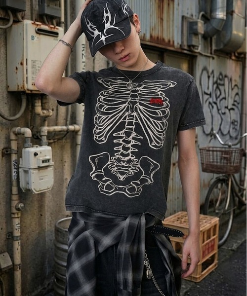 SPINNS（スピンズ）の「短丈グラフィック半袖Tシャツ/スケルトンプリント（Tシャツ/カットソー・メンズ・ホワイト/ブラック/ブラック系その他/ウッドランド・ONESIZE）」の3枚目の写真