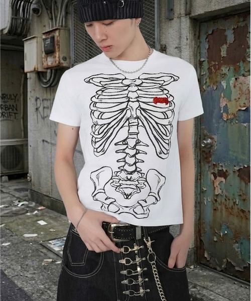 SPINNS（スピンズ）の「短丈グラフィック半袖Tシャツ/スケルトンプリント（Tシャツ/カットソー・メンズ・ホワイト/ブラック/ブラック系その他/ウッドランド・ONESIZE）」の2枚目の写真