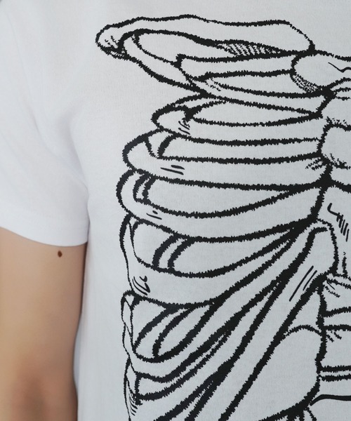 SPINNS（スピンズ）の「短丈グラフィック半袖Tシャツ/スケルトンプリント（Tシャツ/カットソー・メンズ・ホワイト/ブラック/ブラック系その他/ウッドランド・ONESIZE）」の9枚目の写真