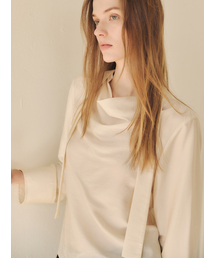 LETQSTUDIO（レチケットスタジオ）の「モックネックスカーフブラウス, マカダミア（シャツ/ブラウス）」