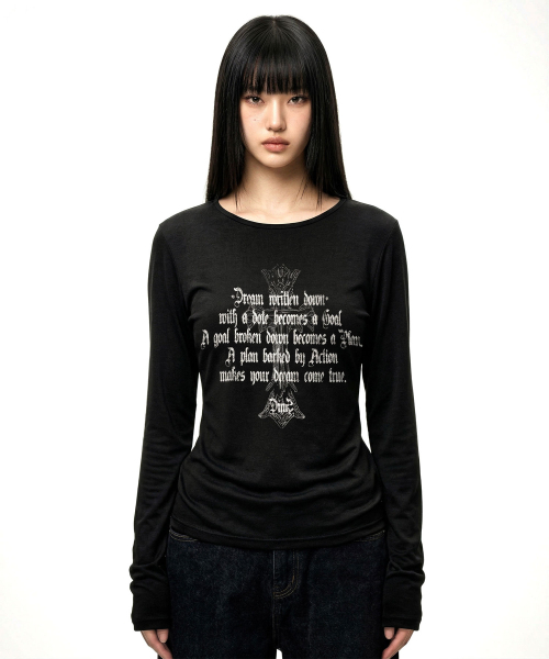 DAMISH(ダミシュ)の「タイポグラフィクロスUネックロングスリーブ_ブラック(Tシャツ/カットソー・レディース・アイボリー/ブラック・FREE)」の2枚目の写真