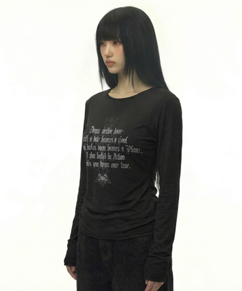 DAMISH(ダミシュ)の「タイポグラフィクロスUネックロングスリーブ_ブラック(Tシャツ/カットソー・レディース・アイボリー/ブラック・FREE)」の7枚目の写真
