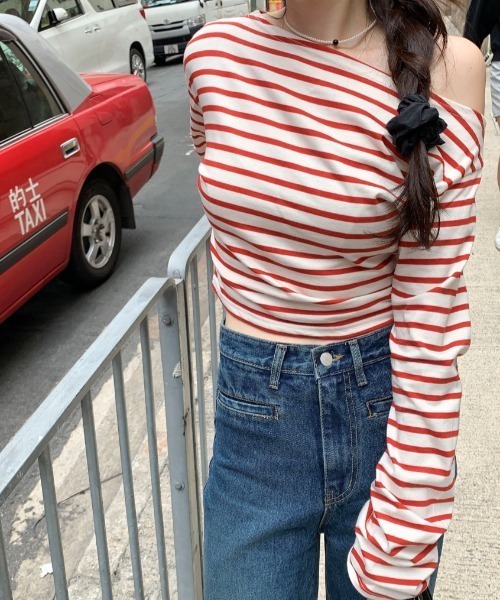 FAVORITO（ファヴォリート）の「ボーダーオフショルダートップス（Tシャツ/カットソー・レディース・ブラック/レッド・F）」の2枚目の写真